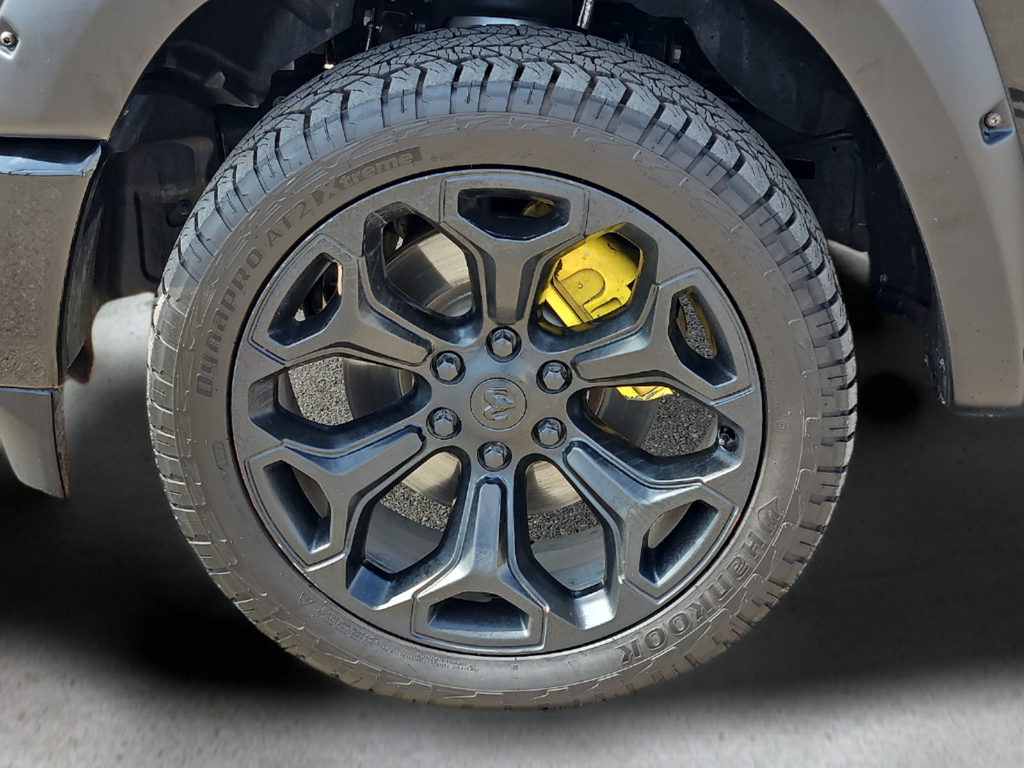 2022 RAM 1500 Limited Crew Cab 4WD w/ 22" wheels