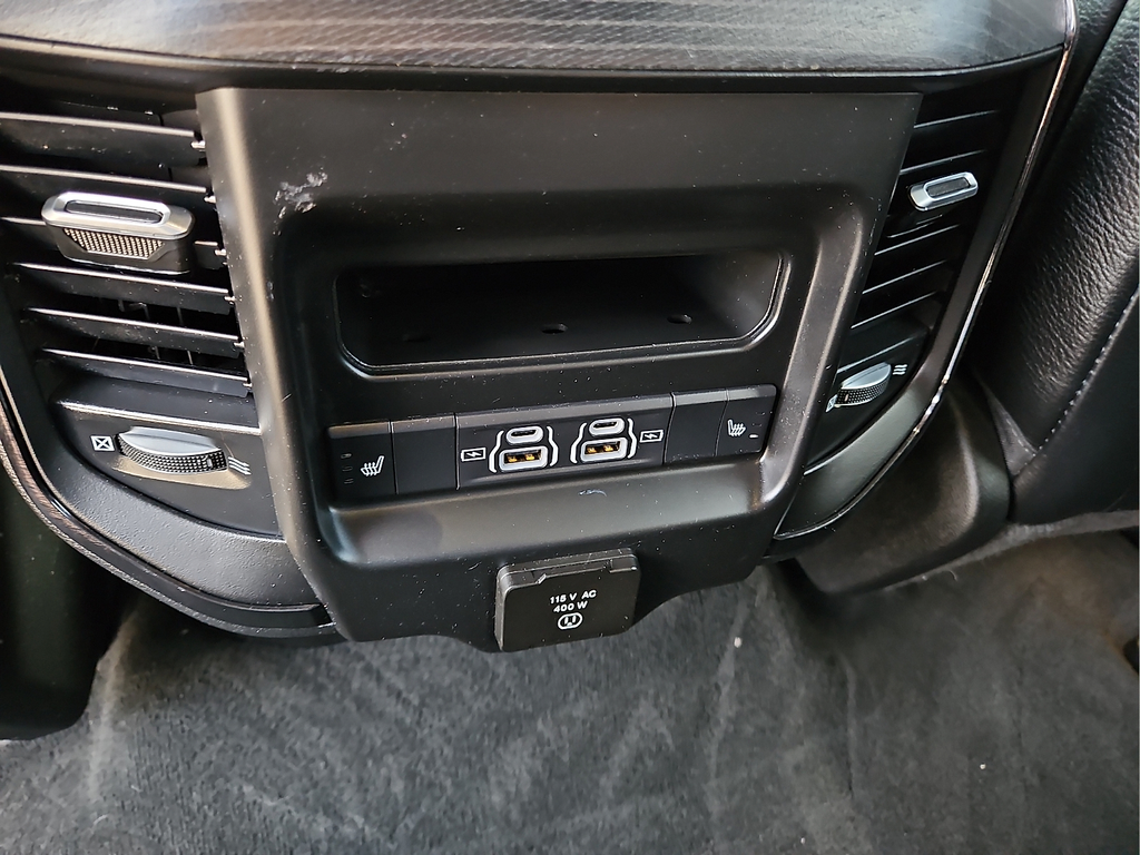 2022 RAM 1500 Limited Crew Cab 4WD w/ 22" wheels