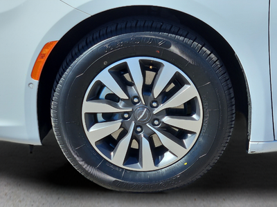 2022 Chrysler Pacifica Hybrid Limited w/ Low Miles!