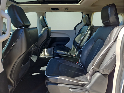 2022 Chrysler Pacifica Hybrid Limited w/ Low Miles!