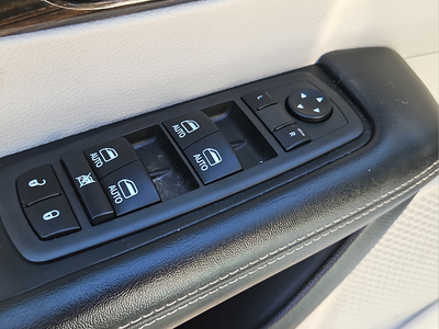2022 Chrysler Pacifica Hybrid Limited w/ Low Miles!