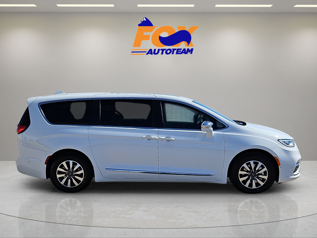 2022 Chrysler Pacifica Hybrid Limited w/ Low Miles!