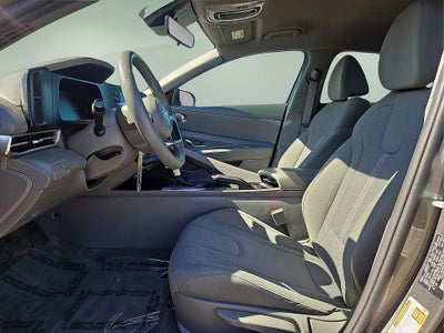 2025 Hyundai Elantra SE - up to 41 MPG Highway