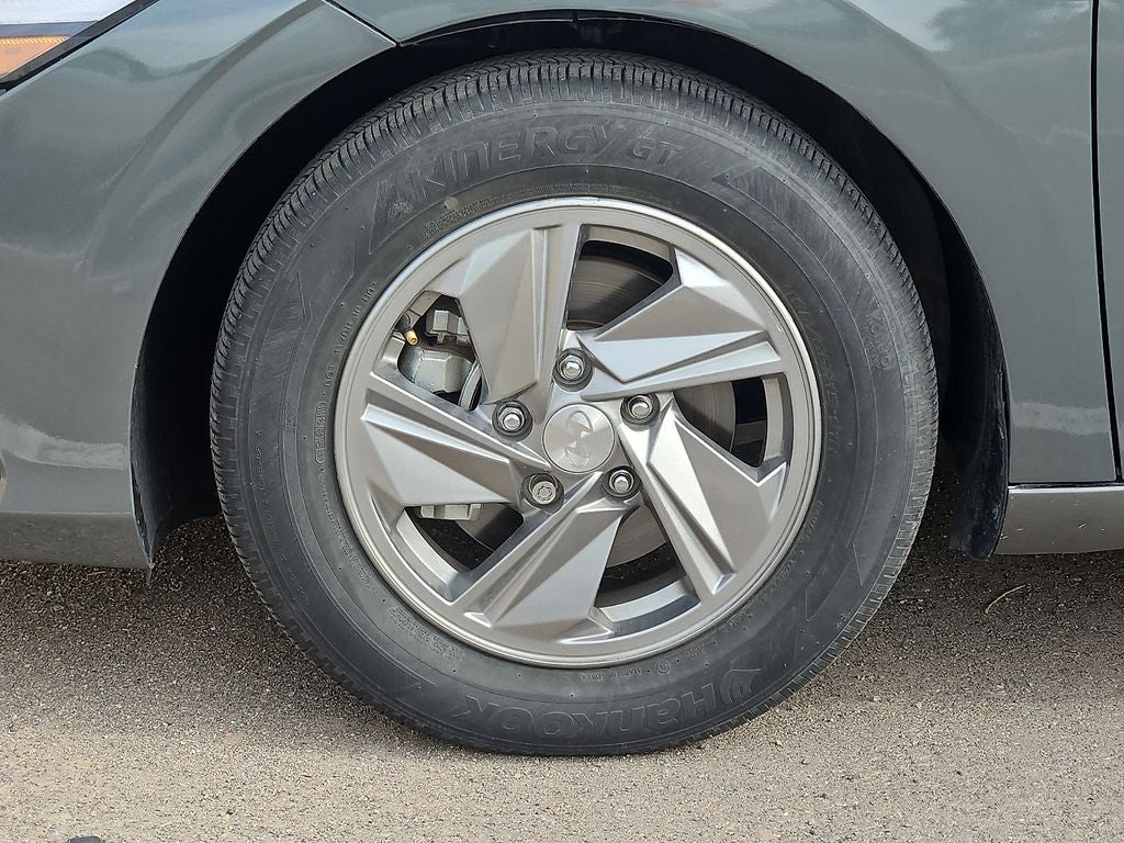 2025 Hyundai Elantra SE - up to 41 MPG Highway