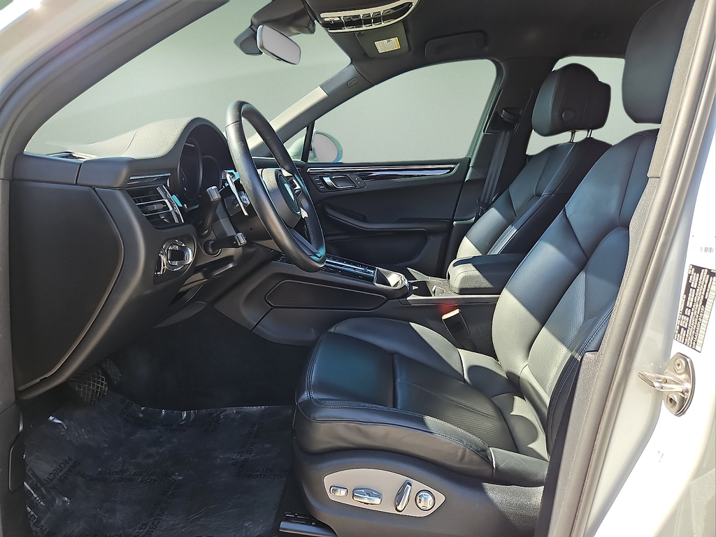 2023 Porsche Macan AWD w/ 8,579 low miles