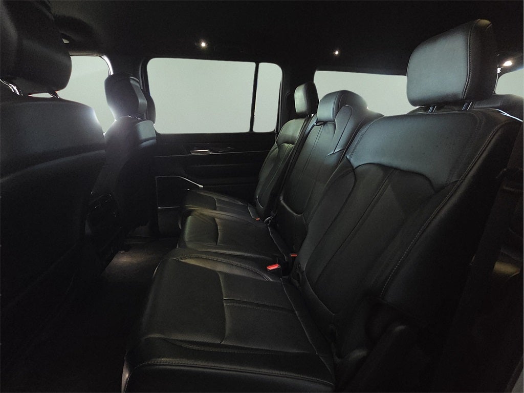 2023 Jeep Wagoneer Base