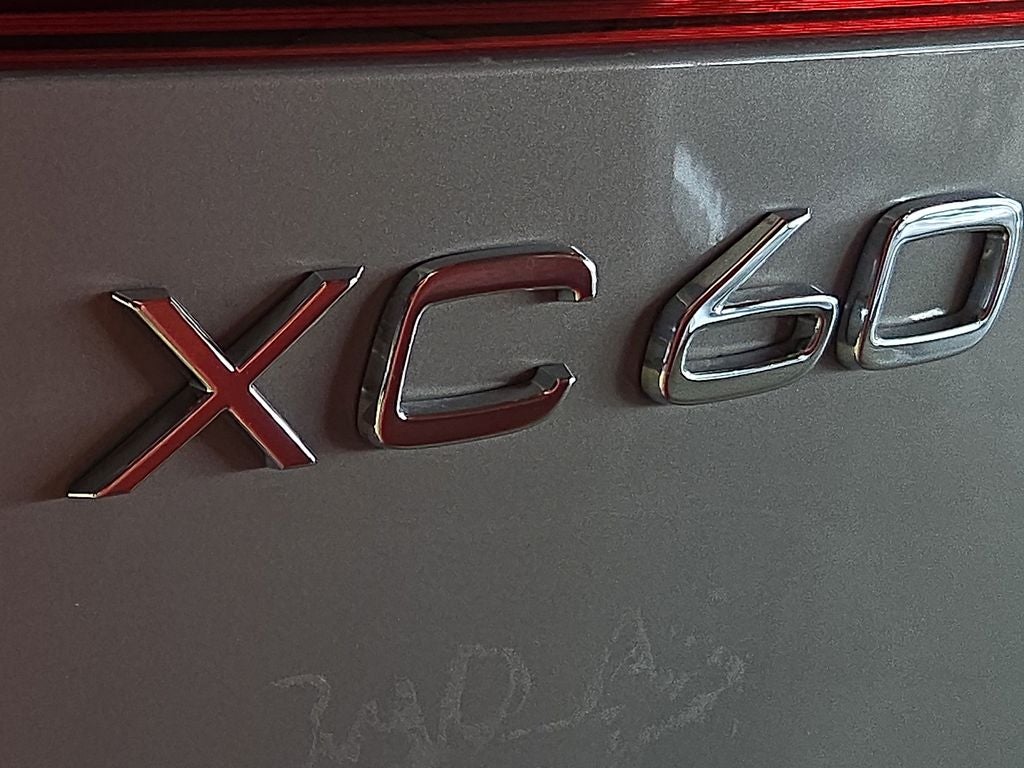 2024 Volvo XC60 B5 Ultimate Dark Theme
