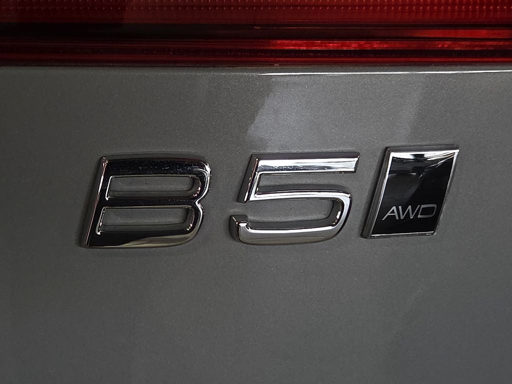 2024 Volvo XC60 B5 Ultimate Dark Theme