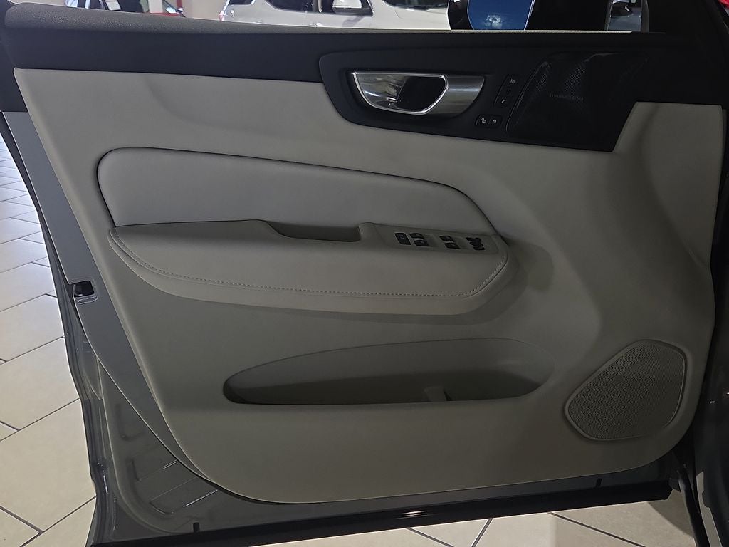 2024 Volvo XC60 B5 Ultimate Dark Theme