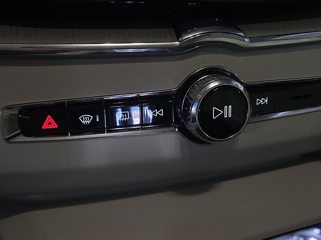 2024 Volvo XC60 B5 Ultimate Dark Theme