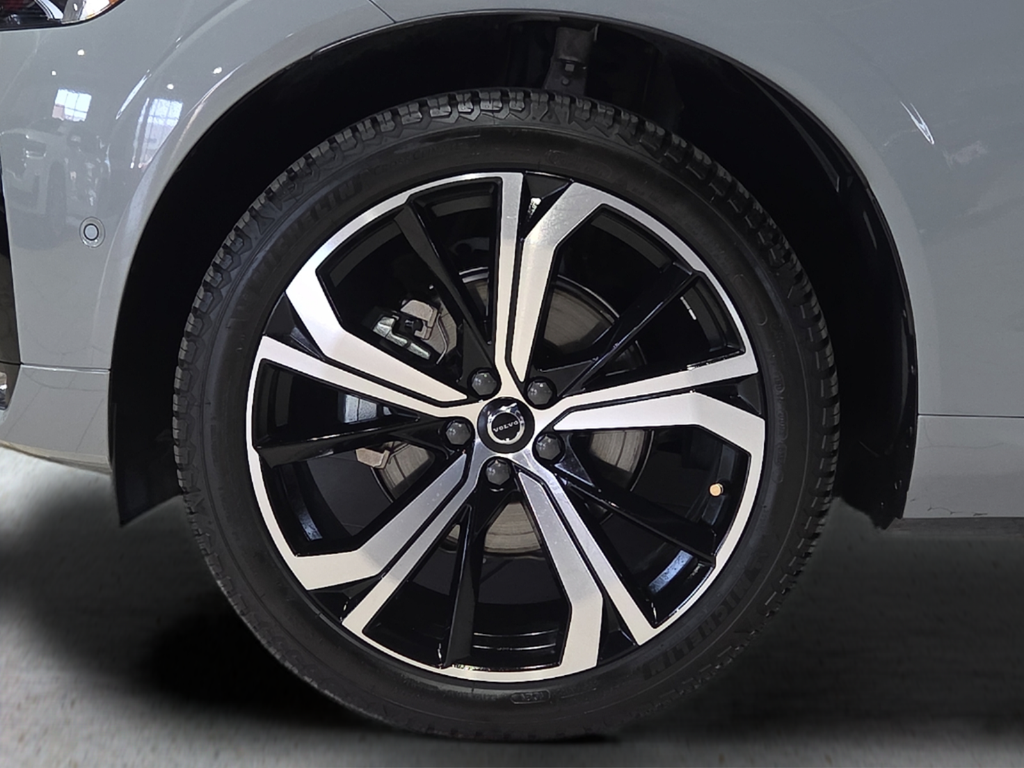 2024 Volvo XC60 B5 Ultimate Dark Theme