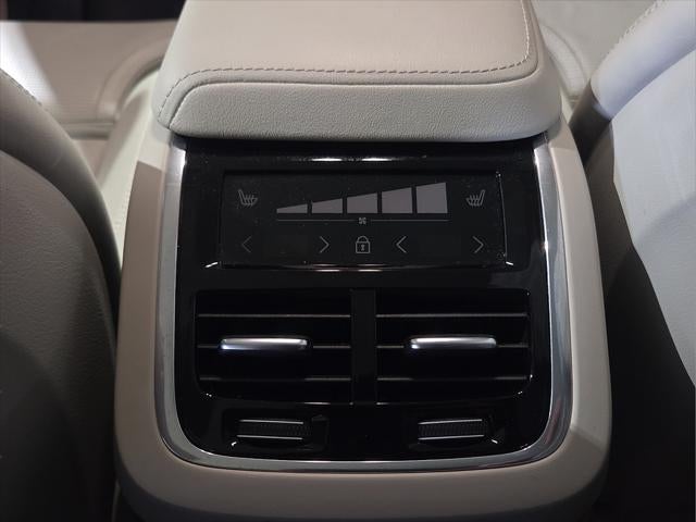 2024 Volvo XC60 B5 Ultimate Dark Theme