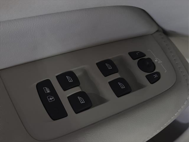 2024 Volvo XC60 B5 Ultimate Dark Theme