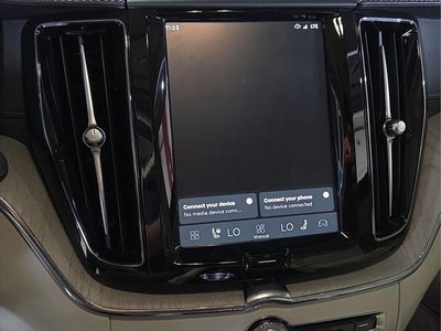 2024 Volvo XC60 B5 Ultimate Dark Theme