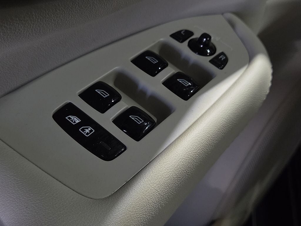 2025 Volvo XC90 B5 Plus