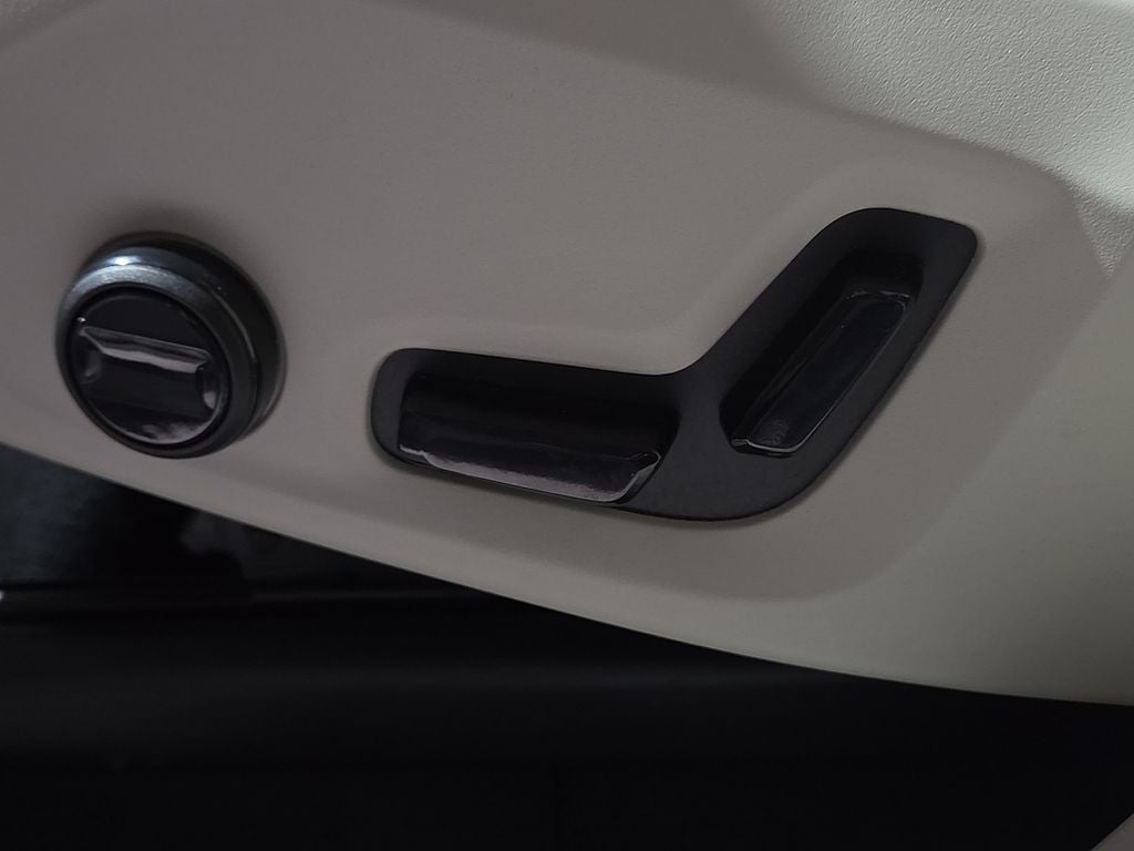 2025 Volvo XC90 B5 Plus