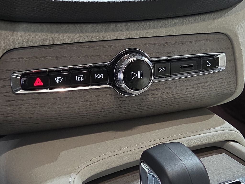2025 Volvo XC90 B5 Plus