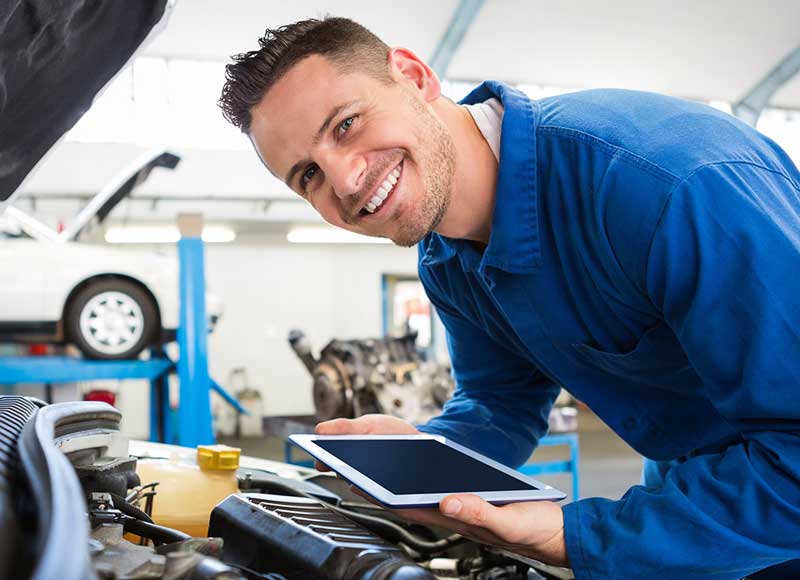 Mechanic inspecting the vehicle in an automotive service center